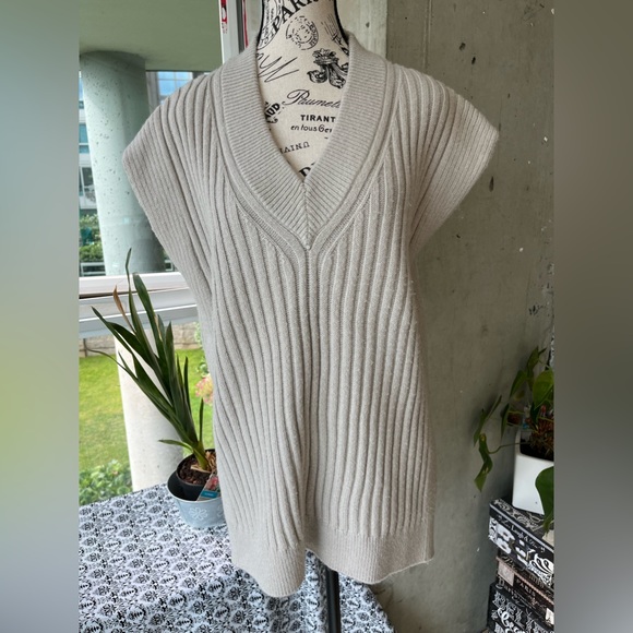 H&M Tops - H&M sweater vest, size XS (0277)